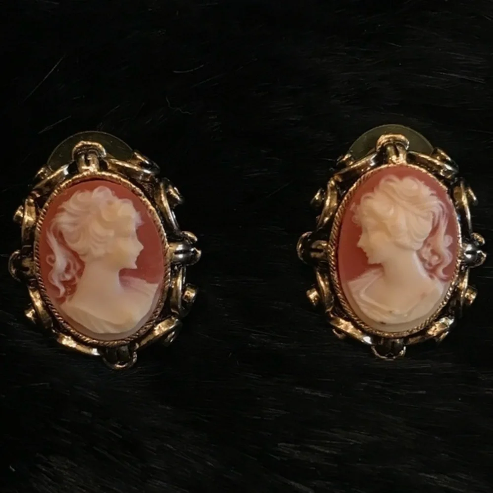 3 piece  CAMEO VINTAGE‎ SET Brooch and Earring  Set of 3